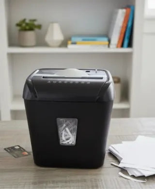 Trituradora de Papel de Corte Cruzado Amazon Basics (Capacidad 12 Hojas)
