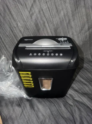 Trituradora de Papel de Corte Cruzado Amazon Basics (Capacidad 12 Hojas)