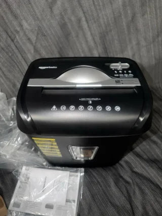 Trituradora de Papel de Corte Cruzado Amazon Basics (Capacidad 12 Hojas)