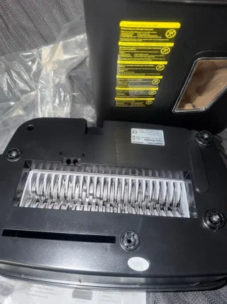 Trituradora de Papel de Corte Cruzado Amazon Basics (Capacidad 12 Hojas)
