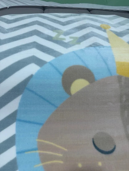 Alfombra Infantil Redonda León Dormilón Gris Chevron (ø 160 cm)